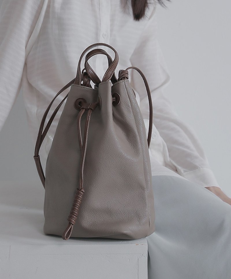 Leather double strap bucket bag - กระเป๋าแมสเซนเจอร์ - หนังแท้ สีเทา