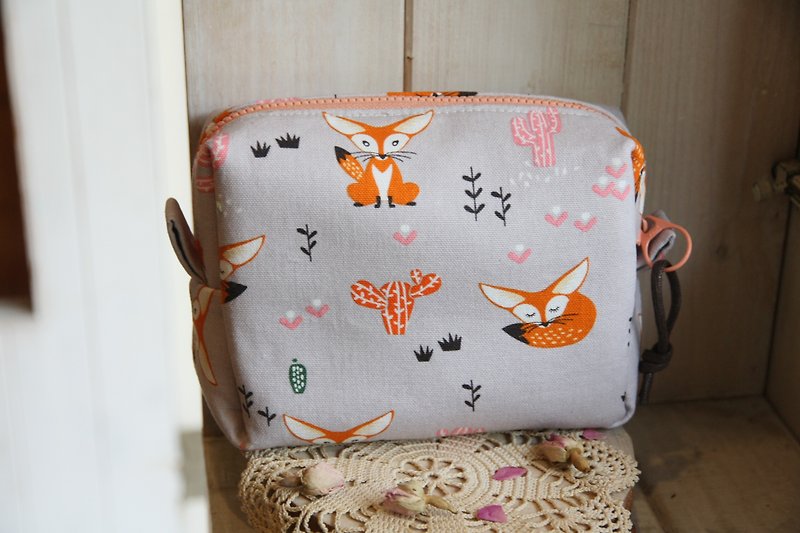 [Good day] hand-made small fox all-purpose bag / cosmetic bag / small package - Toiletry Bags & Pouches - Cotton & Hemp Khaki