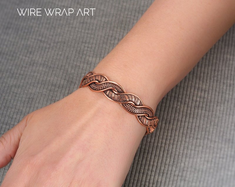 Copper bracelet for woman. Unique wire wrapped metal bangle. Small size bracelet - 手鍊/手鐲 - 銅/黃銅 金色