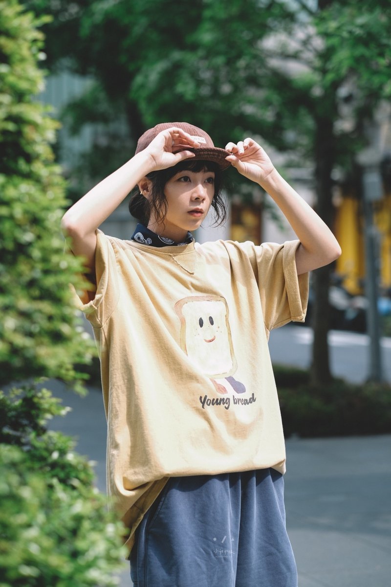 トーストボーイ ウォッシュ加工ルーズTシャツ - 2色 - クリームトースト - Tシャツ - コットン・麻 イエロー