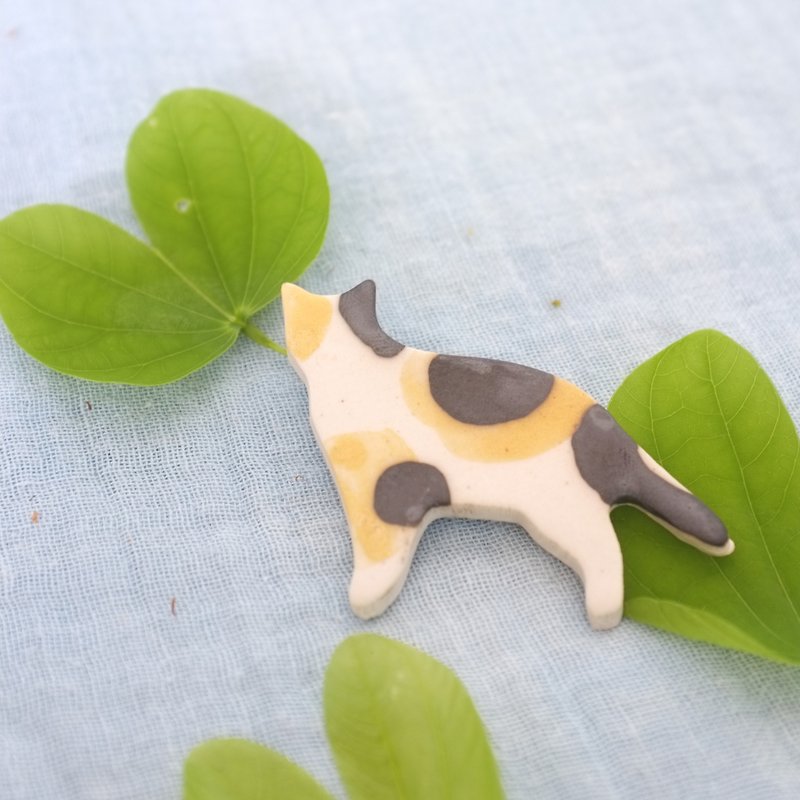lucky cat / ceramic brooch / handmade - Brooches - Pottery Yellow