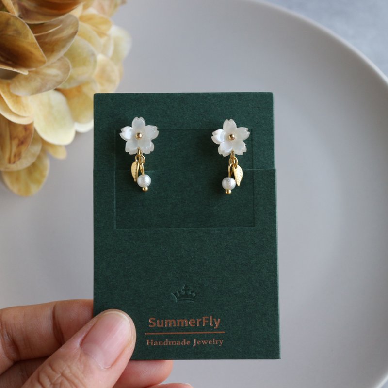 Japanese cute shell small flower cotton pearl exquisite and delicate small earrings - Earrings & Clip-ons - Precious Metals White