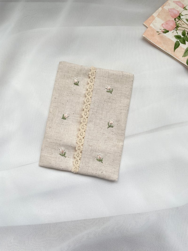 【芳小姐手作】刺繡小物 隨身面紙包。小版。謝師禮物 禮物 - 其他 - 棉．麻 白色