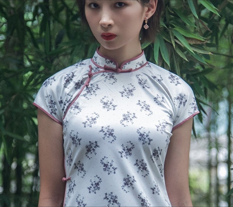 Retro style of the Republic of China, young style, slanting collar, slim fit, ancient style long cheongsam - Qipao - Other Materials White