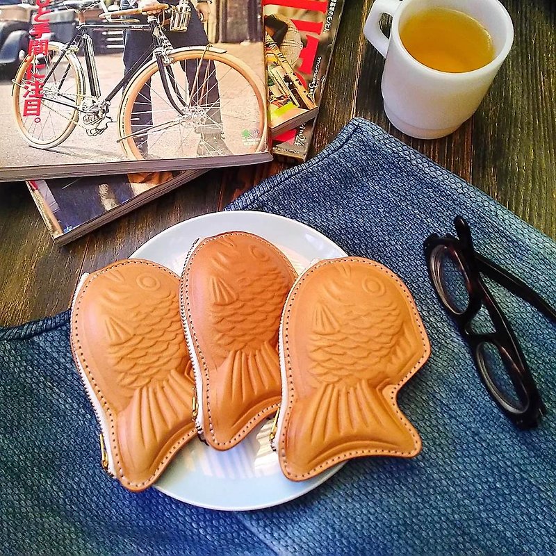 Taiyaki souvenir bag/ looks cute and delicious - Toiletry Bags & Pouches - Genuine Leather Black