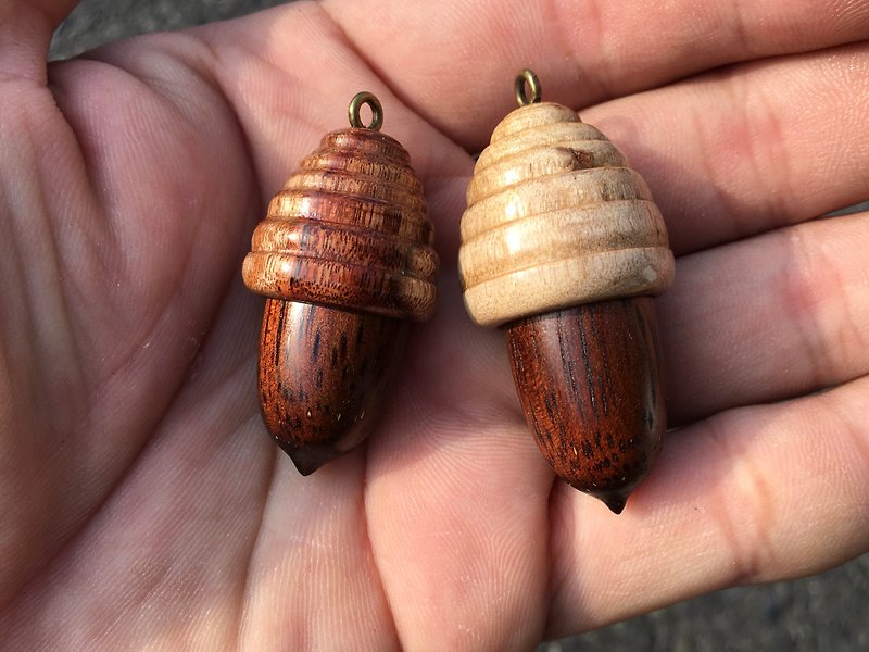 accessory of acorns - Charms - Wood Multicolor