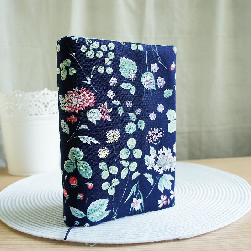 Lovely Japanese cloth [flower plant double-sided cloth book] book cover B6 log 13X18 hand account E - ปกหนังสือ - ผ้าฝ้าย/ผ้าลินิน สีน้ำเงิน