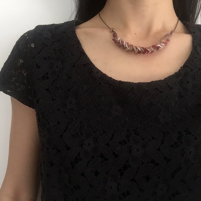 Mixed yarns  |  handmade necklace  |  red  | perfect little gift - สร้อยคอ - ผ้าฝ้าย/ผ้าลินิน สีแดง