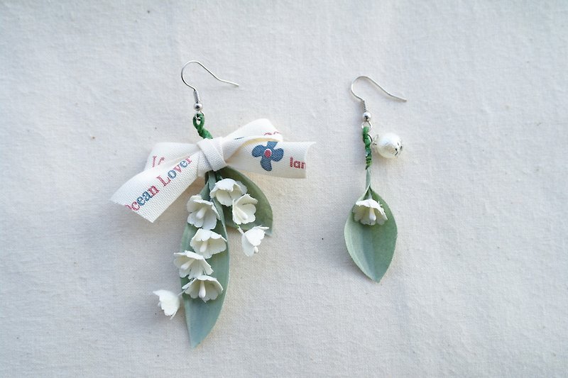 米白色小花串印花布帶耳鉤耳飾一對ER029 - 耳環/耳夾 - 植物．花 白色