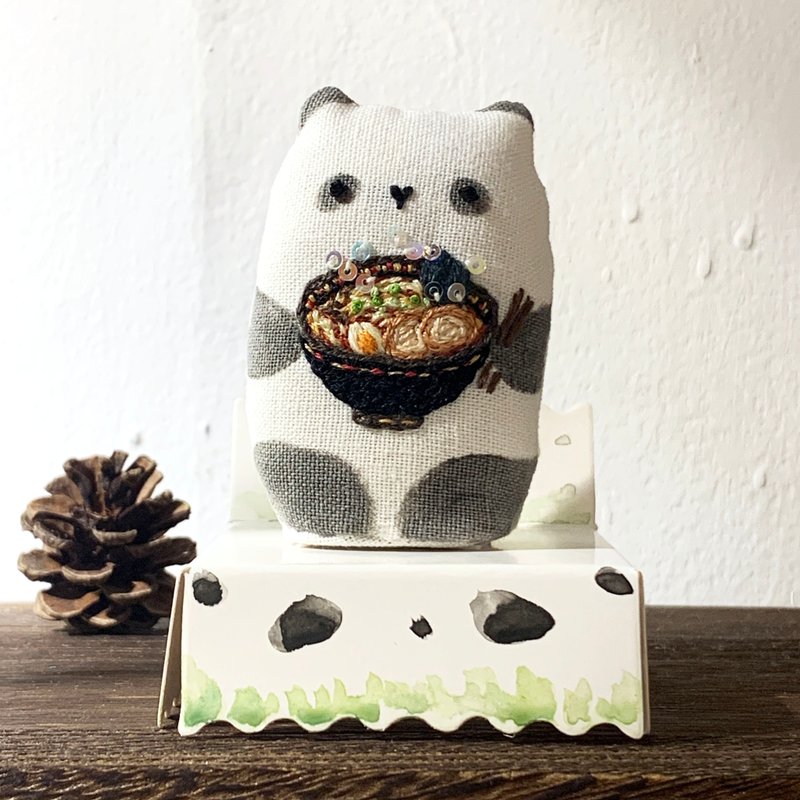 擁抱喜愛的-刺繡小動物: 抱著拉麵的熊貓 Panda - 公仔/玩偶 - 棉．麻 白色