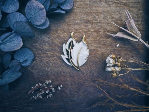荏苒 - Vintage Jewelry 古董珠寶飾品 Trifari 鏤空白琺瑯雙葉胸針- 美國古董首飾 Vintage Jewelry