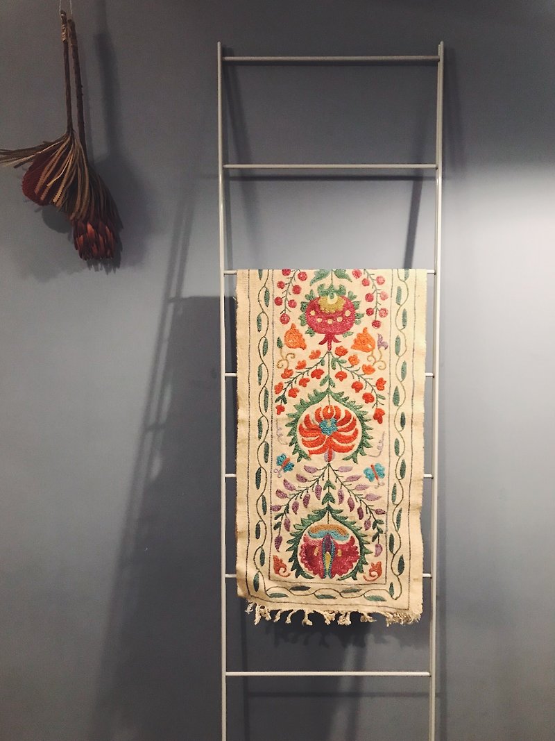 Hand-embroidered wall hanging / tablecloth - orange - ของวางตกแต่ง - ผ้าฝ้าย/ผ้าลินิน สีส้ม