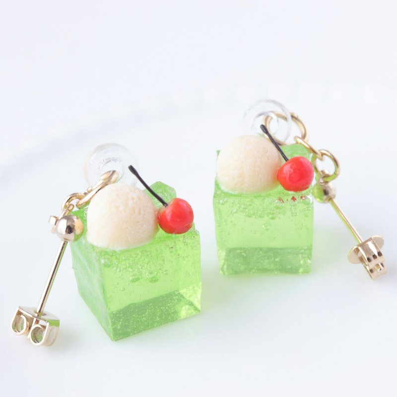 【手工製】仿真 鮮嫩欲滴 全顆 x 半切草莓 垂墜式夾式/針式耳環 - 耳環/耳夾 - 樹脂 綠色