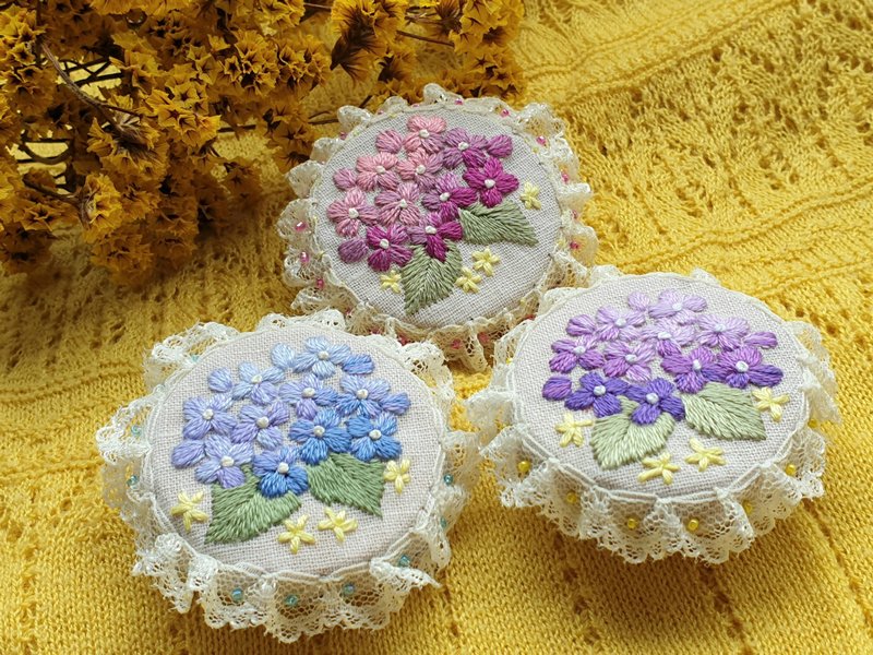 Embroidery Brooch / Hydrangea / ABC - Brooches - Thread 