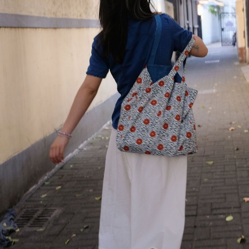 Red and blue floral plant-dyed double-sided cloth bag shipped from Taiwan, reversible literary retro eco-friendly bag handbag - Handbags & Totes - Cotton & Hemp Blue