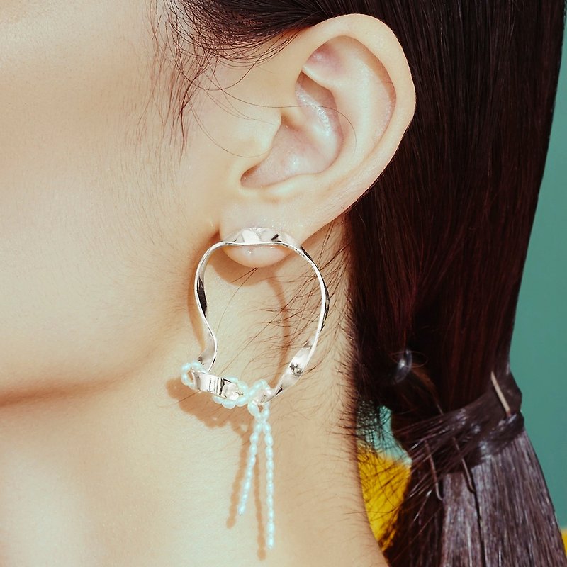 Curve Time and Space Pearl Earrings Espacio Ripple Gifts for Girls - ต่างหู - โลหะ สีเงิน