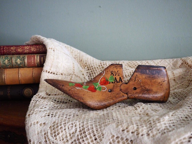 American wooden hand-painted cranberry old shoe support - Items for Display - Wood 