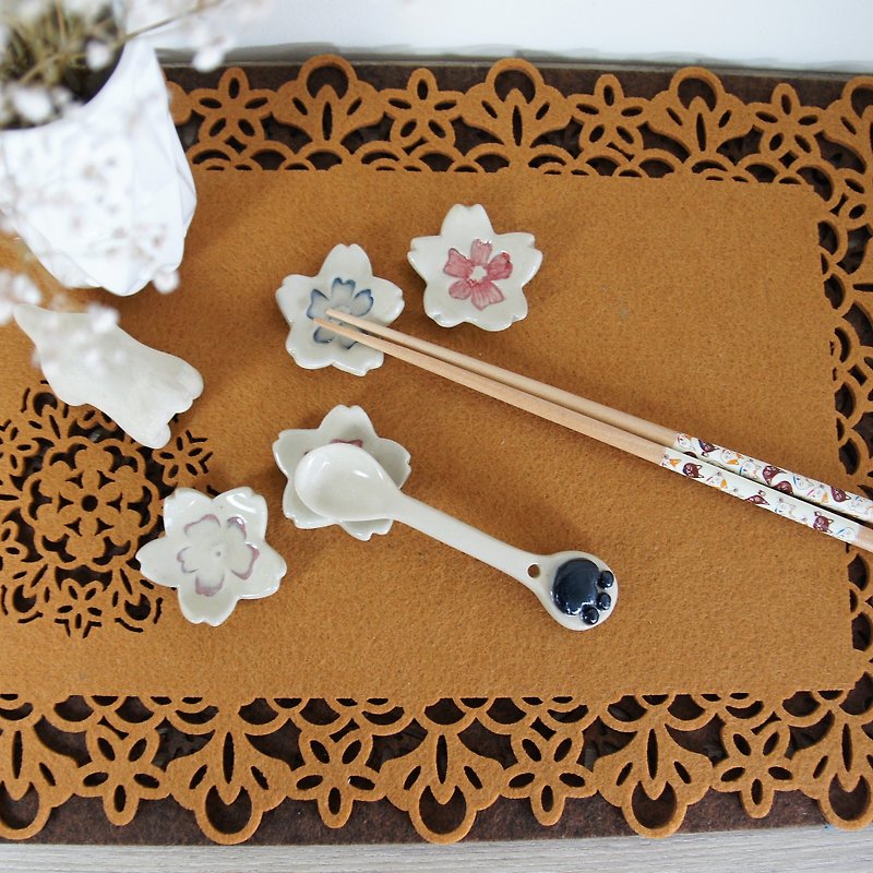 桜型の箸置き - 箸・箸置き - 陶器 多色