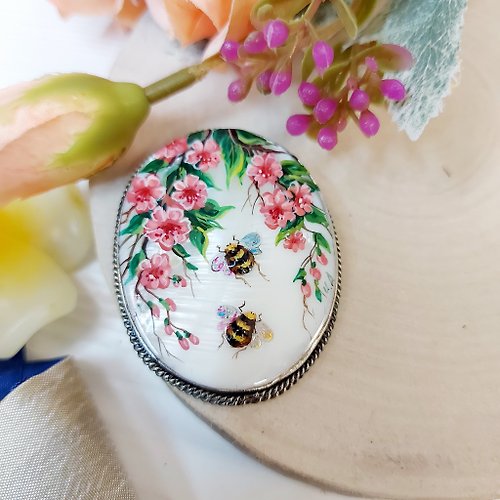 Charm.arts Wonderful hand painted shell brooch: Pink Wild Roses and Bees handmade for dress