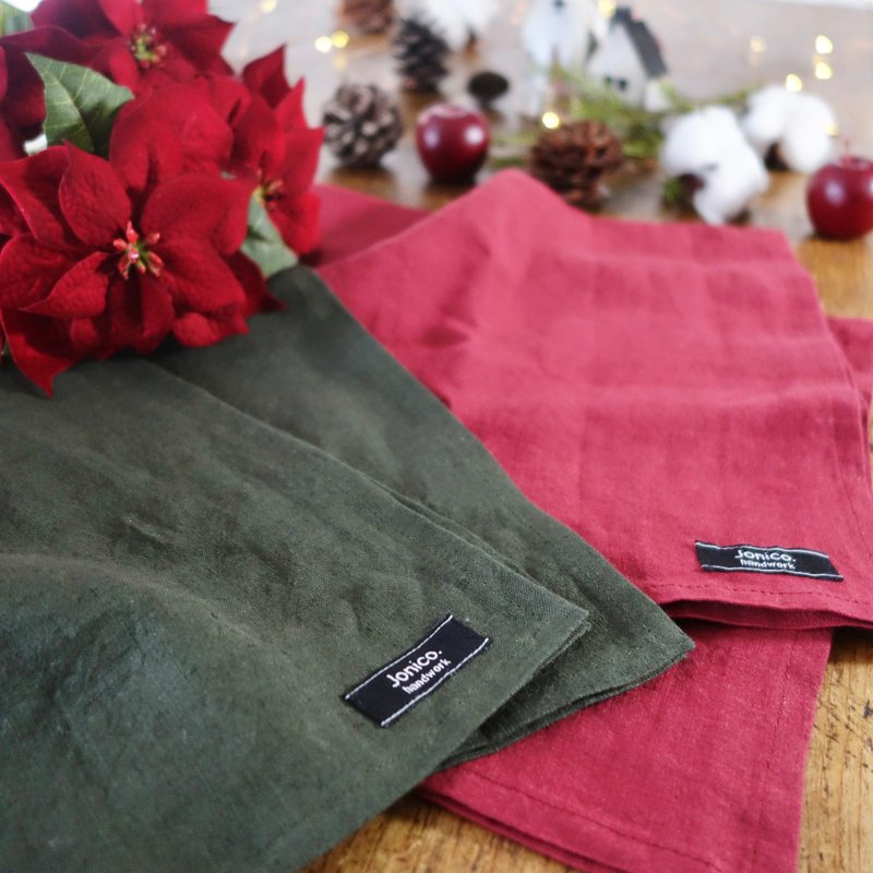 Set of 2 poinsettia colored kitchen cloths with wooden napkin rings - ผ้ารองโต๊ะ/ของตกแต่ง - ผ้าฝ้าย/ผ้าลินิน 