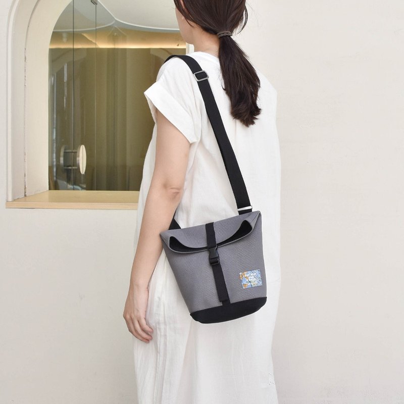 Ultrahard Straightforward Travel Crossbody Bag - Fog Gray - กระเป๋าแมสเซนเจอร์ - ผ้าฝ้าย/ผ้าลินิน สีเทา