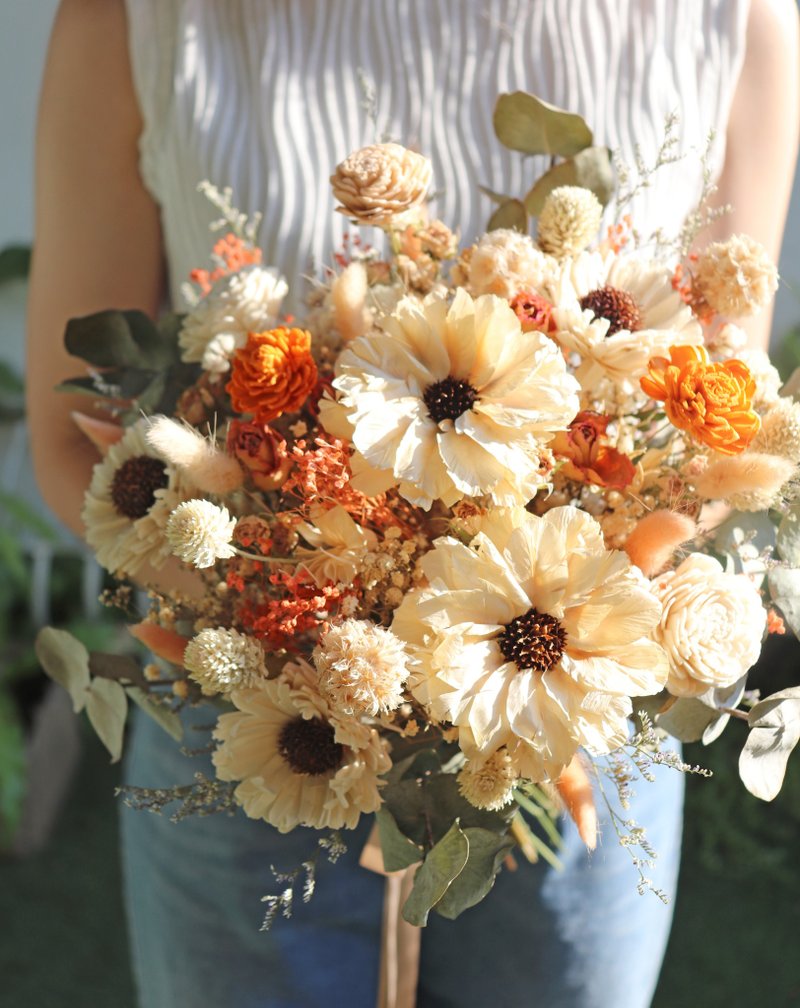 - Special Favorite - Bridal Bouquet Feather Sunflower Wedding Hand Tied Bouquet Sola Flower Dried Flower - ช่อดอกไม้แห้ง - พืช/ดอกไม้ สีส้ม