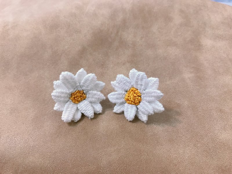 Needle Time Series - Small White Daisy Earrings - Earrings & Clip-ons - Cotton & Hemp Multicolor