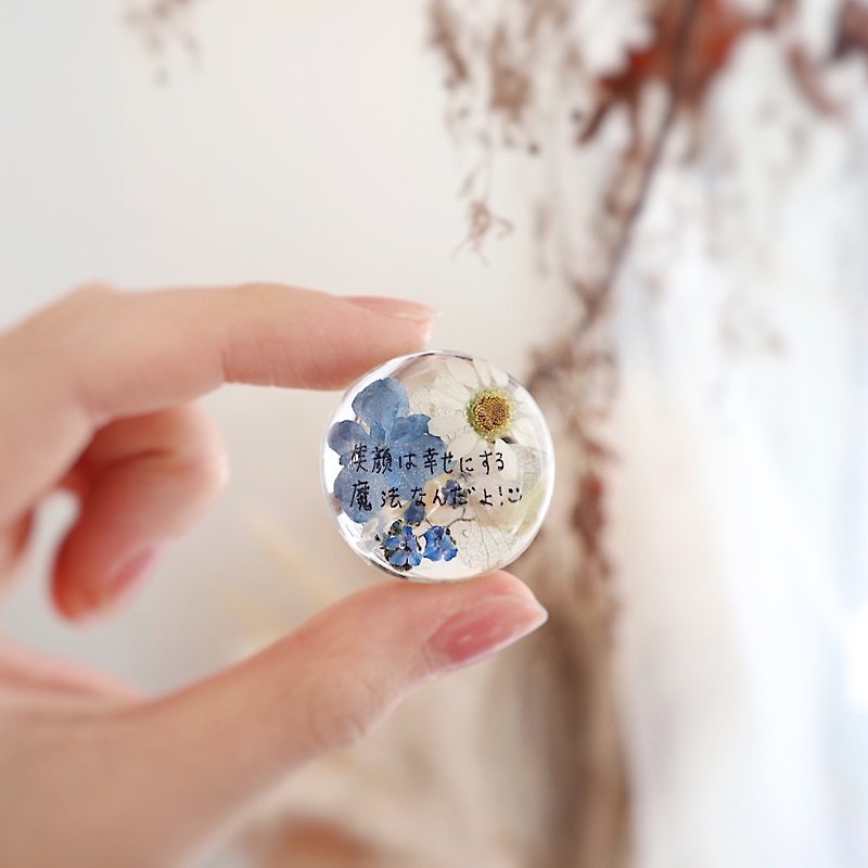 Three-dimensional dry flower / brooch / pin / pin / wedding gift / souvenir / handwritten text / Japanese sentence sentence - เข็มกลัด - วัสดุอื่นๆ 
