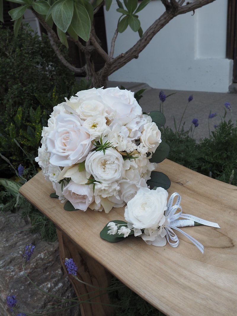 Classic hemispherical round bridal bouquet and groom’s corsage - ช่อดอกไม้แห้ง - พืช/ดอกไม้ 