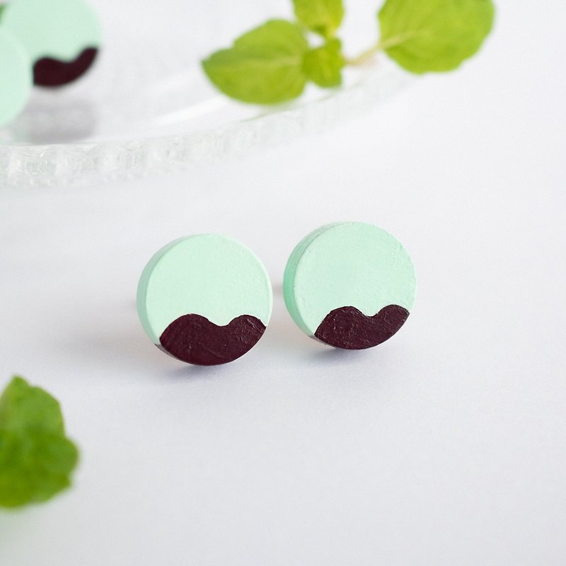 Wooden round earrings wave pattern chocolate & mint green - Earrings & Clip-ons - Wood Green