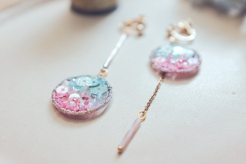 [Draping Embroidery Series] 02 Foggy Forest/Double Sides/Blue Peach Gradient Embroidery Earrings - ต่างหู - กระดาษ หลากหลายสี