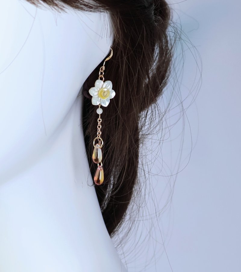 Lemon handmade butterfly clam narcissus earrings/American 14K gold-filled anti-a - ต่างหู - หยก สีเหลือง