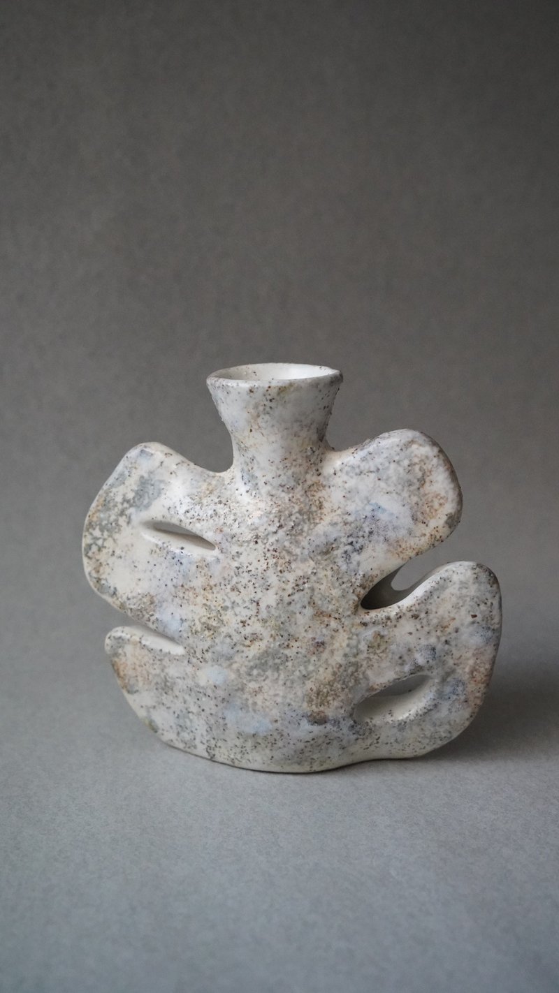 • 米粒出陶中 • 038 雪下的龜背芋 - 花瓶 - 花瓶/花器 - 陶 多色