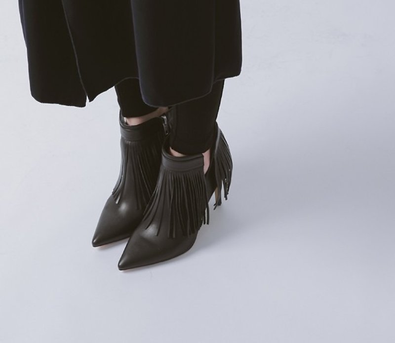 Fringed drapery V V-neck trim with leather ankle boots black - รองเท้าบูทยาวผู้หญิง - หนังแท้ สีดำ