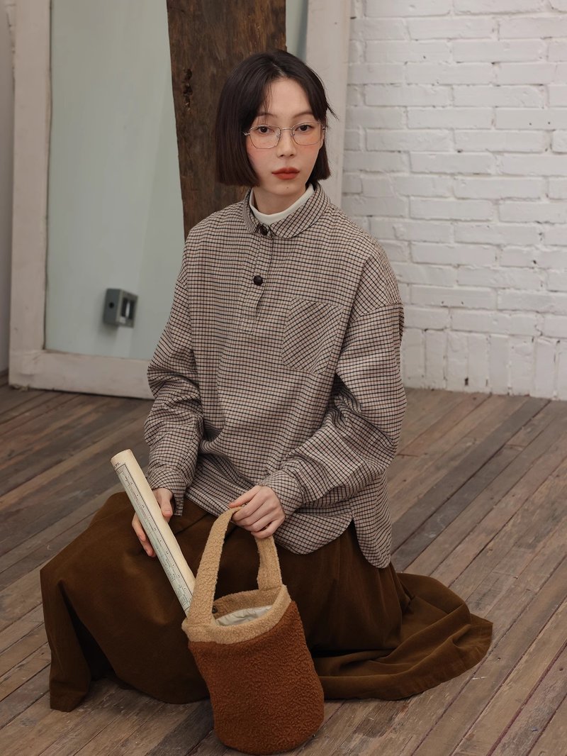 odd maker復古格子襯衫女寬松百搭套頭工裝翻領長袖格紋休閒衫衣 - 女襯衫 - 棉．麻 
