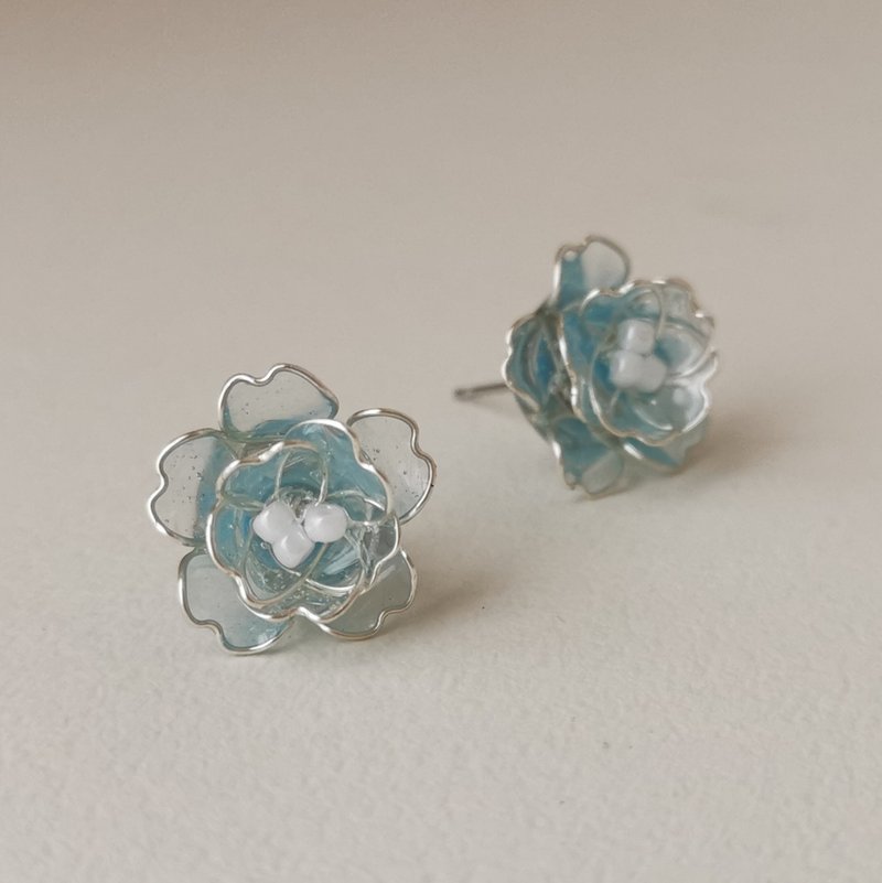 【Veverka】Clear Summer-Blue Resin Earrings Flower Liquid Crystal Flower Resin Flower - Earrings & Clip-ons - Resin Blue