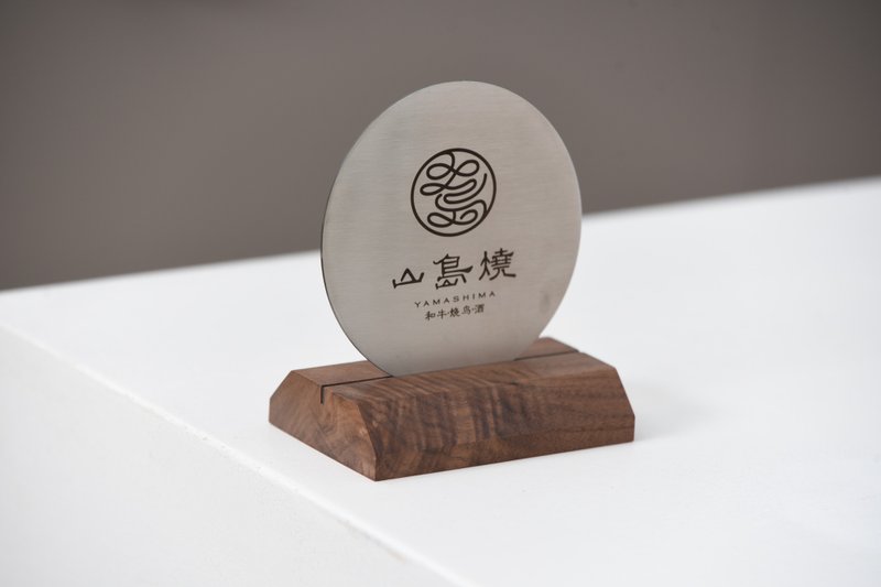 客製 立式圓形桌牌  桌卡 立牌 北美黑胡桃木+黃銅美物 - 擺飾/家飾品 - 木頭 