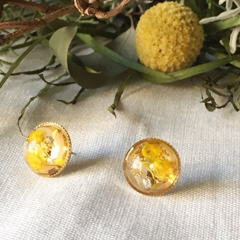 Stud earrings for pierced ears contained Babys breath (12 mm) - Earrings & Clip-ons - Resin Yellow