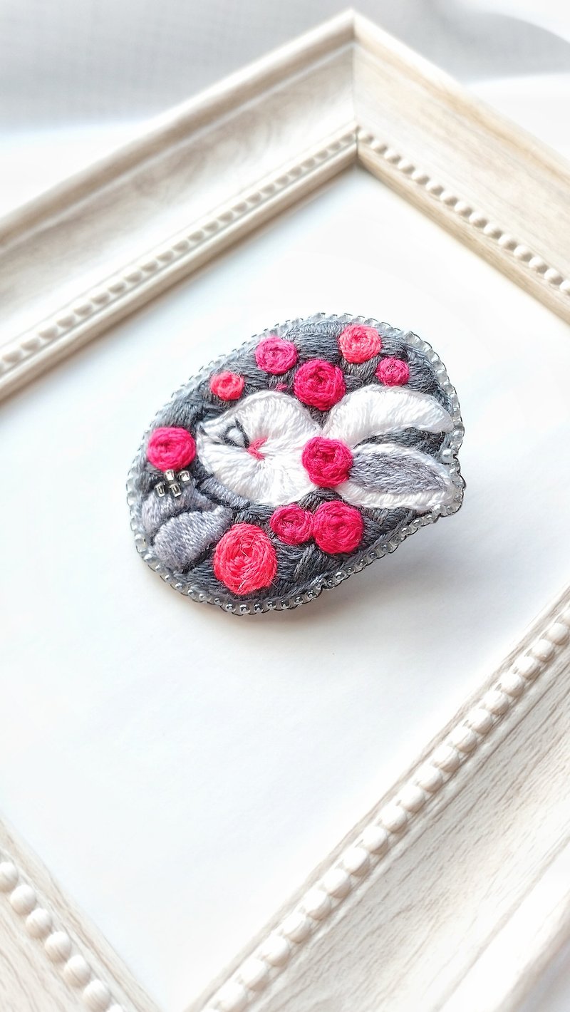 Rabbit and Rose Embroidered Brooch - เข็มกลัด - งานปัก สีแดง