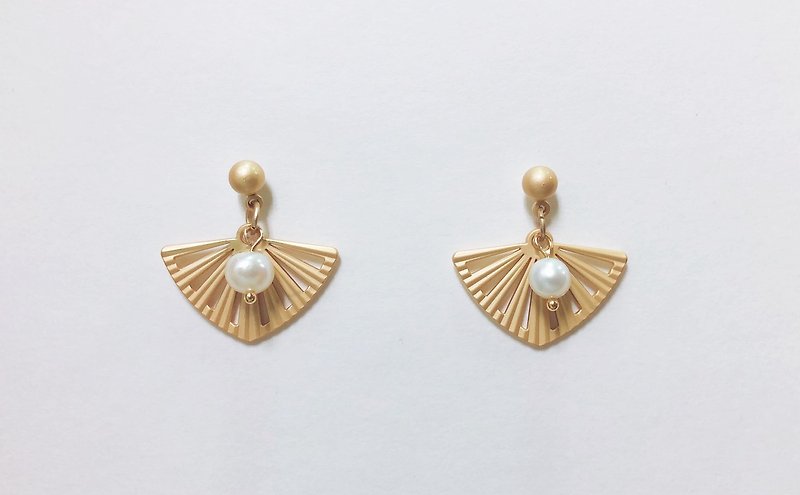 Golden streamer Japanese fan-shaped pearl earrings handmade - Earrings & Clip-ons - Other Metals 