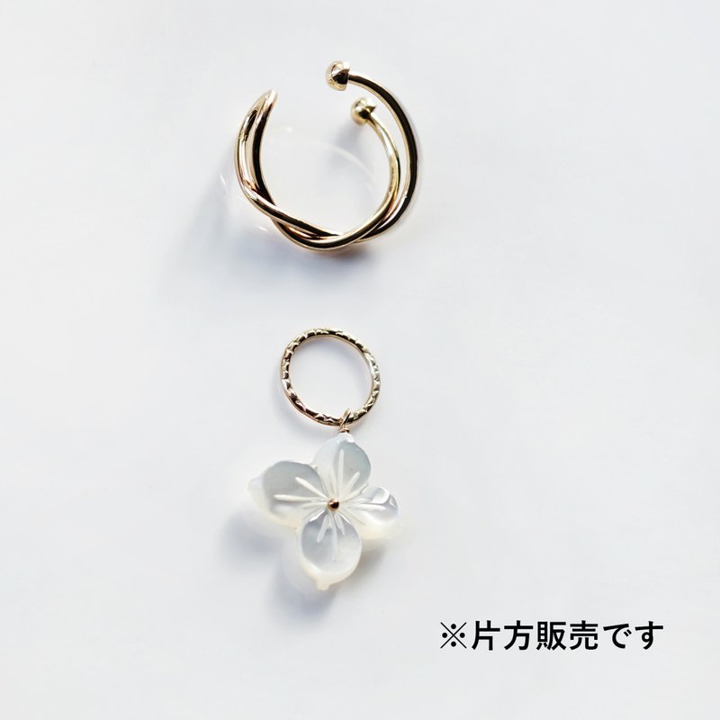 Ear Cuff with Flower-Shaped Mother-of-Pearl Charm [Twisted Design, Left Ear Only] Bara - 耳環/耳夾 - 寶石 金色