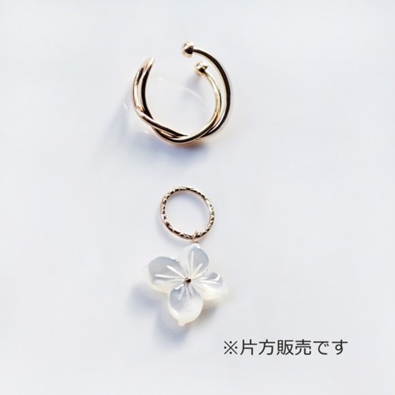 Ear cuff with flower white pearl shell charm [Twist type, for left ear only] Bara - ต่างหู - เครื่องเพชรพลอย สีทอง