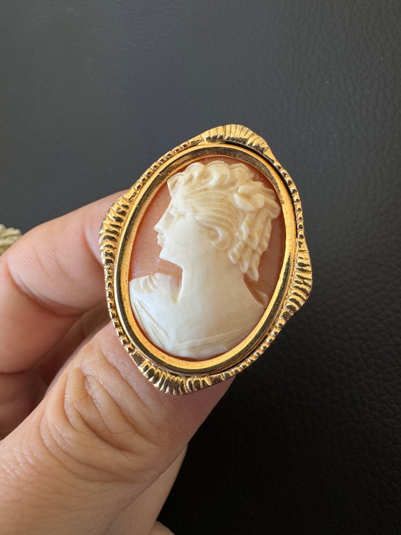 古董Vintage倫敦購入之金框貝雕珍珠貝仕女手工別針胸針 B1801 - 胸針 - 其他金屬 金色