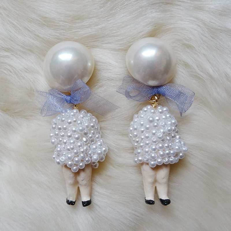 Sedmikrasky Pearl Doll Earrings Clip-On / Black - Earrings & Clip-ons - Plastic White