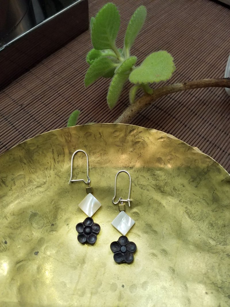 香味黑檀木梅花木刻925純銀鍍白金耳環耳針連禮盒 - 耳環/耳夾/耳骨夾 - 木頭 黑色