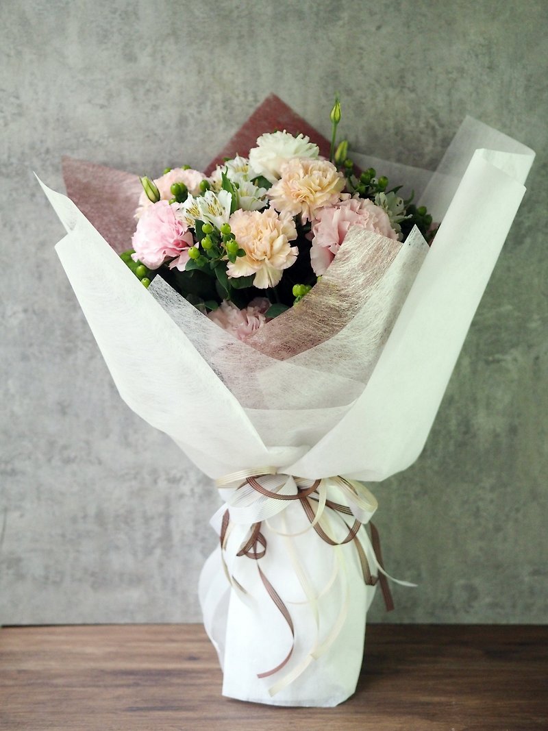 Elegant bouquet of carnations - จัดดอกไม้/ต้นไม้ - พืช/ดอกไม้ สีแดง