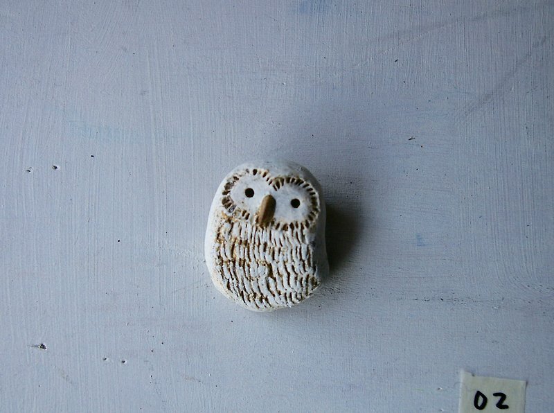 white owl broach 首をかしげる白フクロウブローチ - เข็มกลัด - ดินเผา ขาว