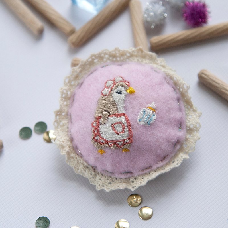 Thread Brooches Pink - Brooch－Penguin be a servant [hand embroidery]