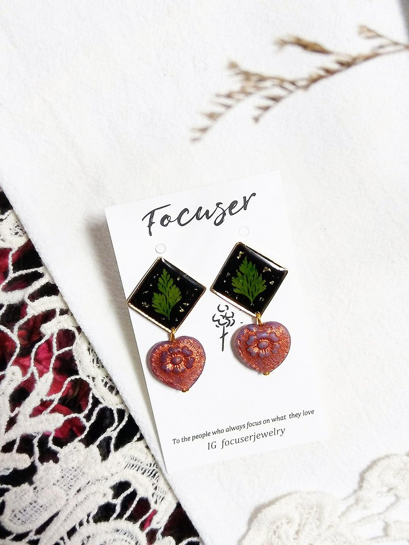 Resin Earrings & Clip-ons Black - Dried flower earring, pressed flower earring, resin jewelry, fern earrings, plan