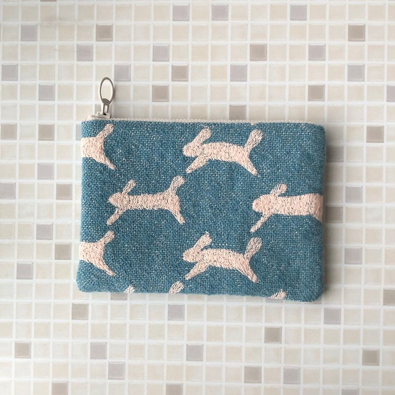 Flat pouch with animal pattern, cute rabbit embroidery, handmade, rabbit, run run run - กระเป๋าเครื่องสำอาง - ขนแกะ สีน้ำเงิน